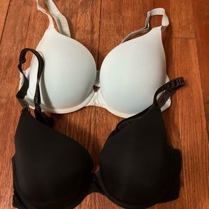 2 Victoria’s Secret T-Shirt Bras